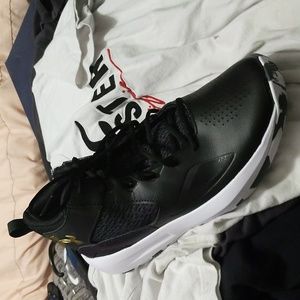 UA Lockdown 5's Black